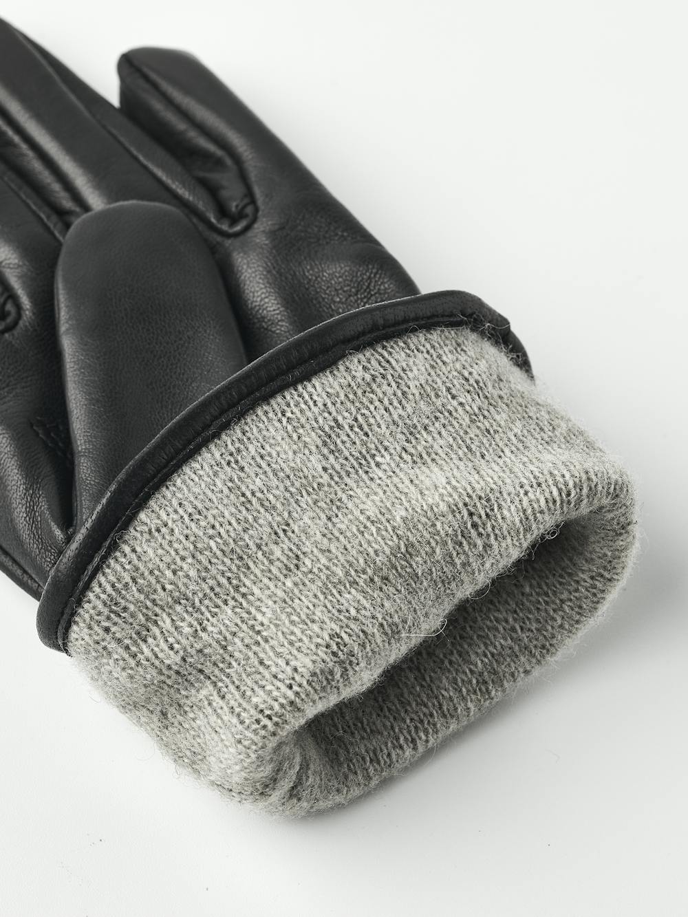 Menja in the color Black (3 of 6)