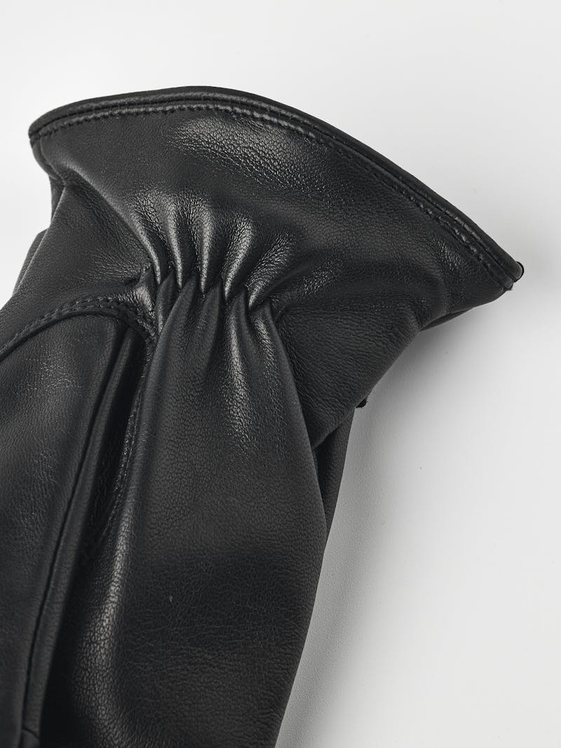 Menja in the color Black (4 of 6)