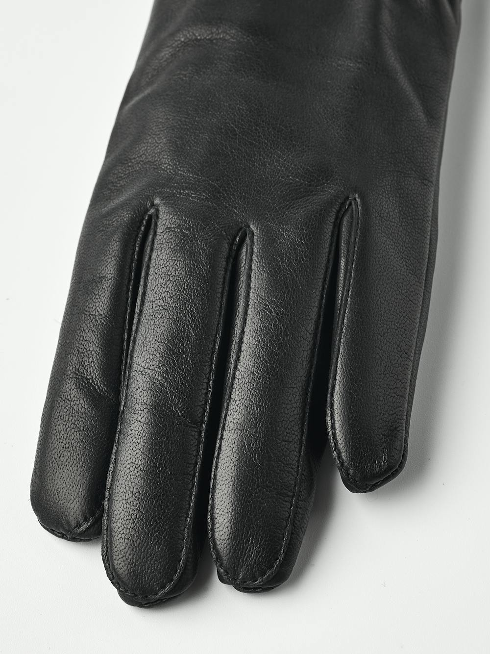 Menja in the color Black (5 of 6)