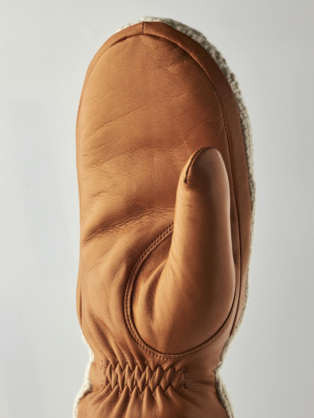 Elle Mitt in der Farbe Cremeweiß & korkbraun (4 oder 5)