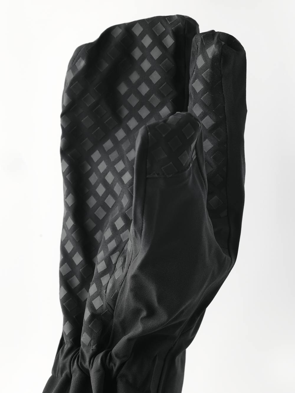 Seam Sealed Shell - 3 finger in the color Black (6 of 6)