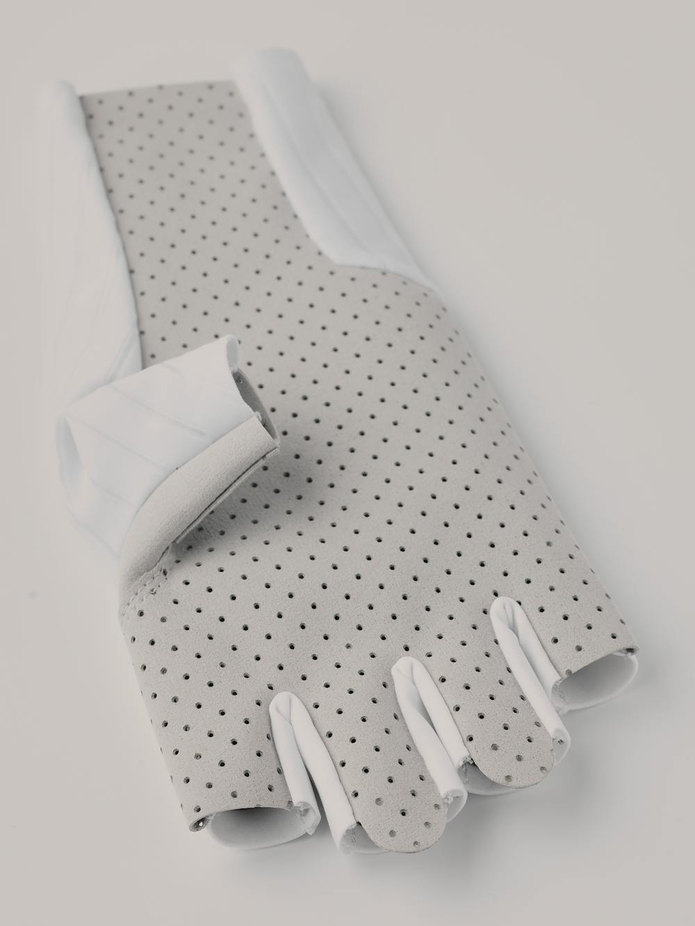 Aero Short - 5 finger in the color White (2 of 4)