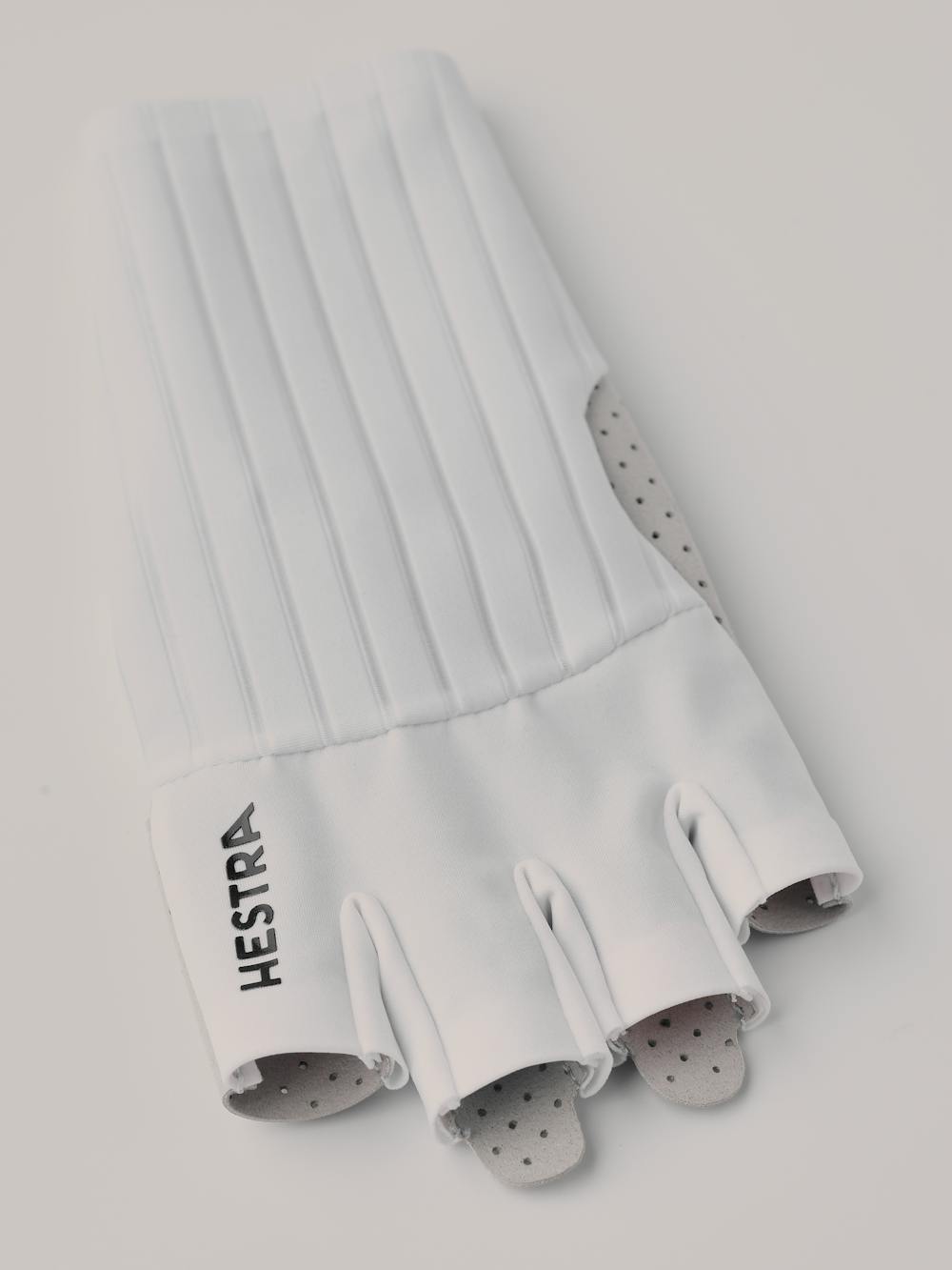 Aero Short - 5 finger in the color White (4 of 4)