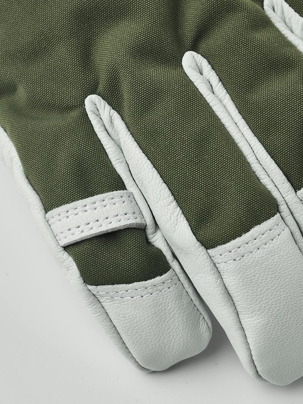 Moosgrüner Skihandschuh mit weißem Ziegenleder an der Innenhand
 (9 oder 11)