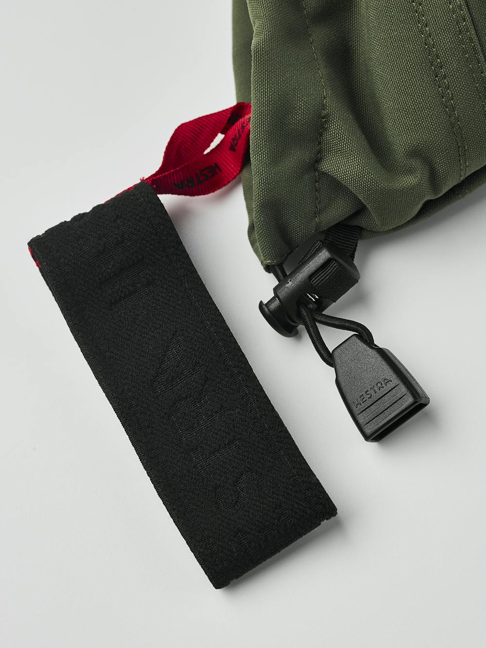 Moosgrüner Skihandschuh mit weißem Ziegenleder an der Innenhand
(7 oder 11)