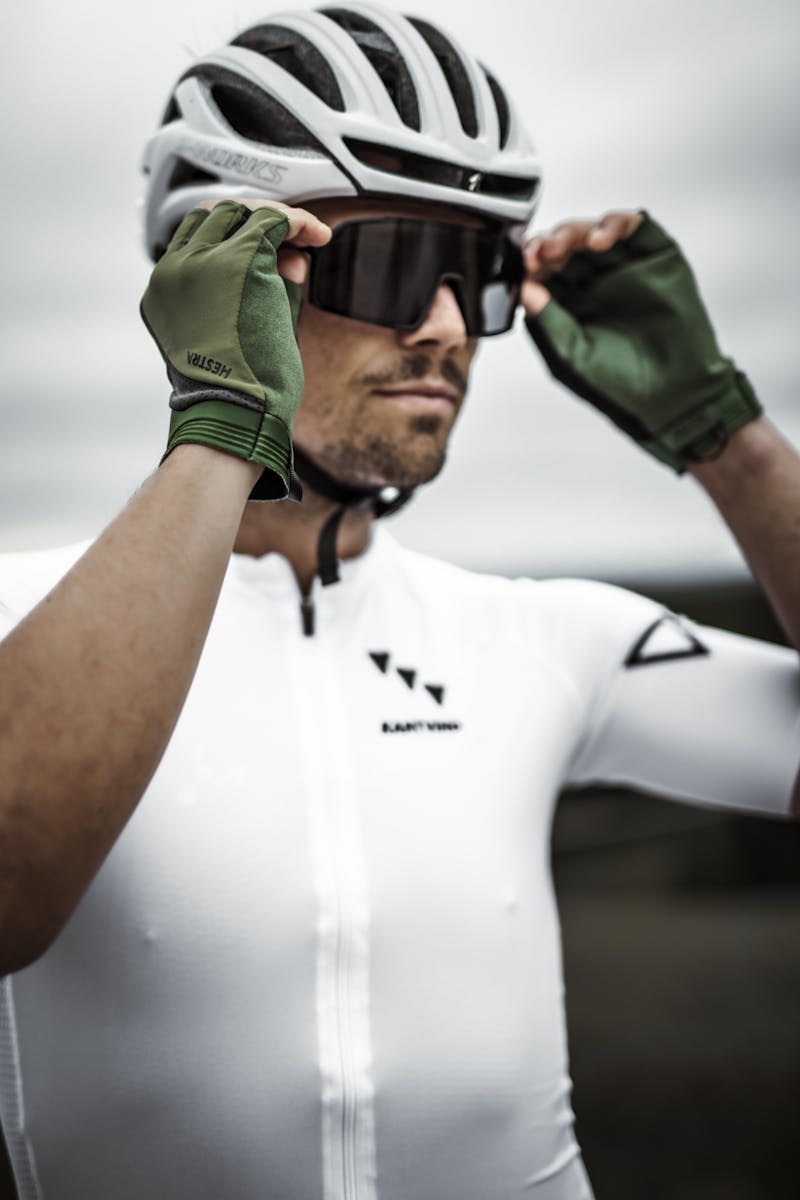 Apex Reflective Short 5-finger in the color Olive (7 of 7)