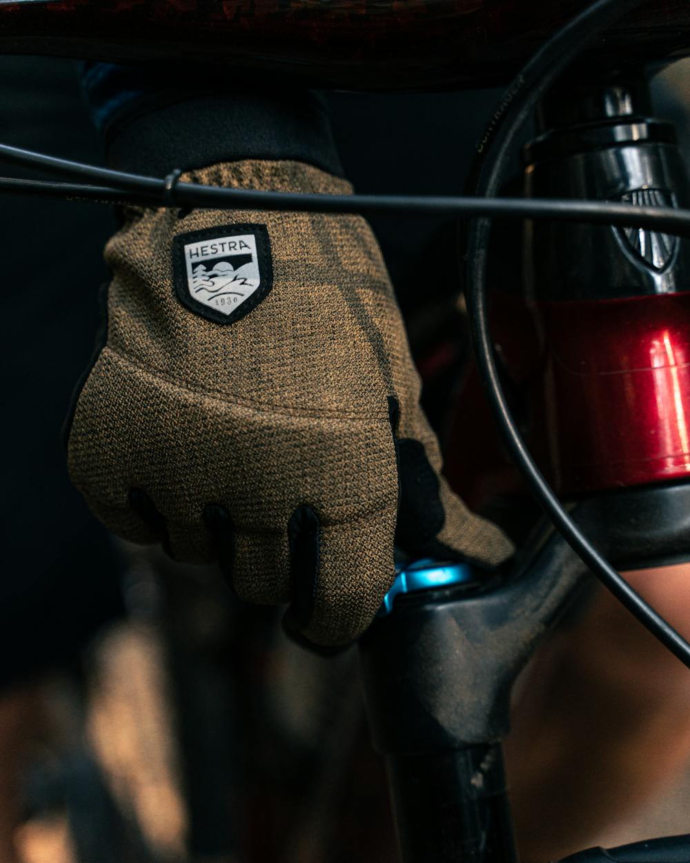 Moosgrüner Fahrradhandschuh aus Stoff mit schwarzer Innenhand aus synthetischem Wildleder (7 oder 7)