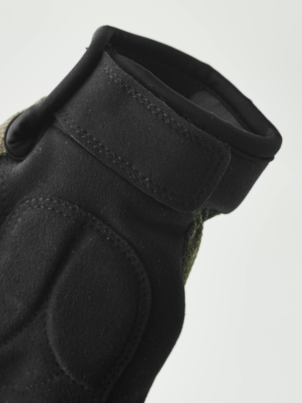 Moosgrüner Fahrradhandschuh aus Stoff mit schwarzer Innenhand aus synthetischem Wildleder (4 oder 7)