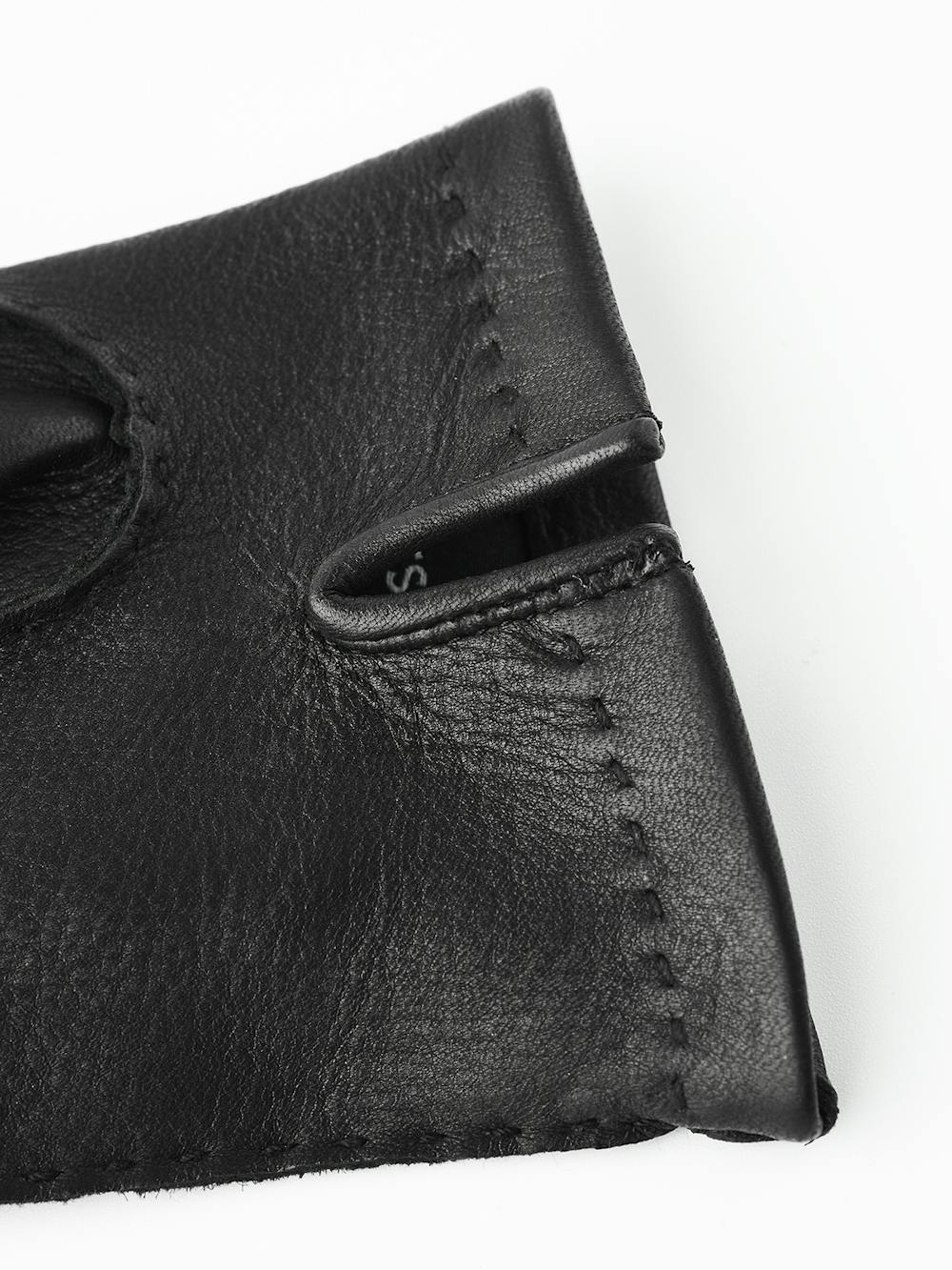 Svart handsydd skinnhandske i hjortskinn
(4 av 5)