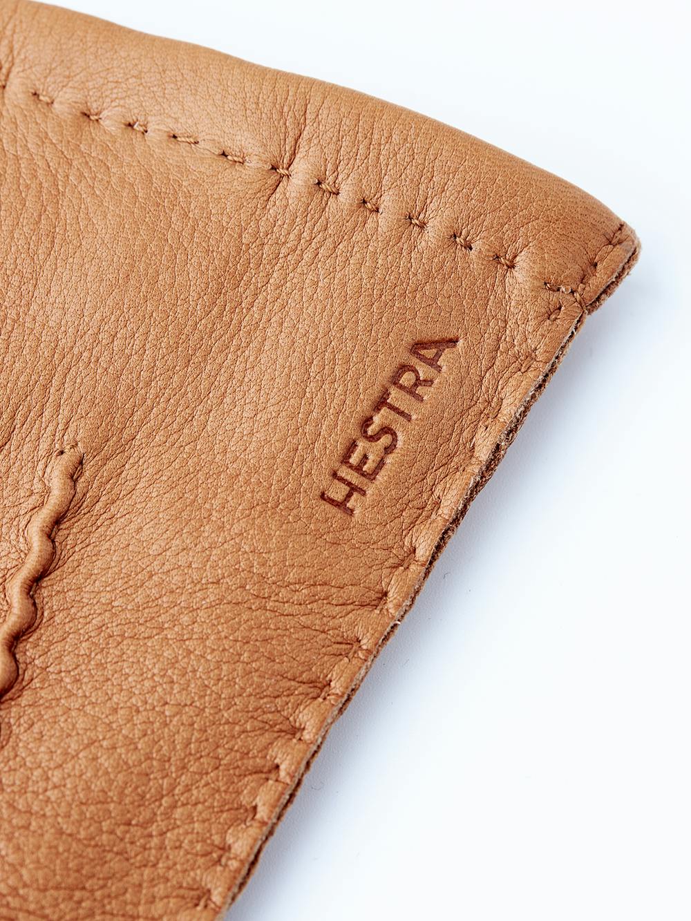 Ljusbrun handsydd skinnhandske i hjortskinn
(4 av 4)