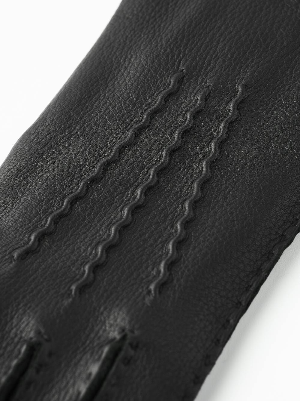 Svart handsydd skinnhandske i hjortskinn
 (2 av 5)