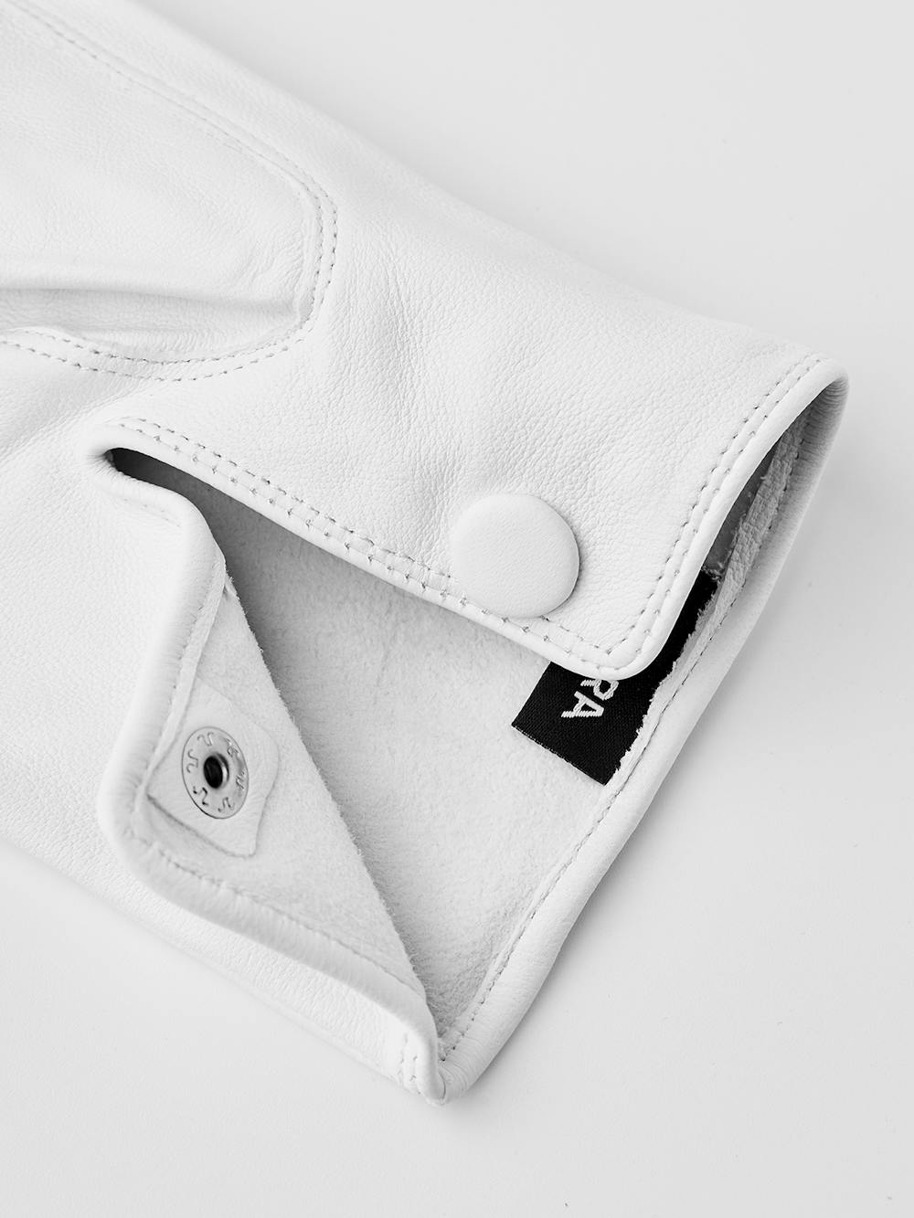 White machine-sewn hairsheep leather glove with button

 (3 of 4)