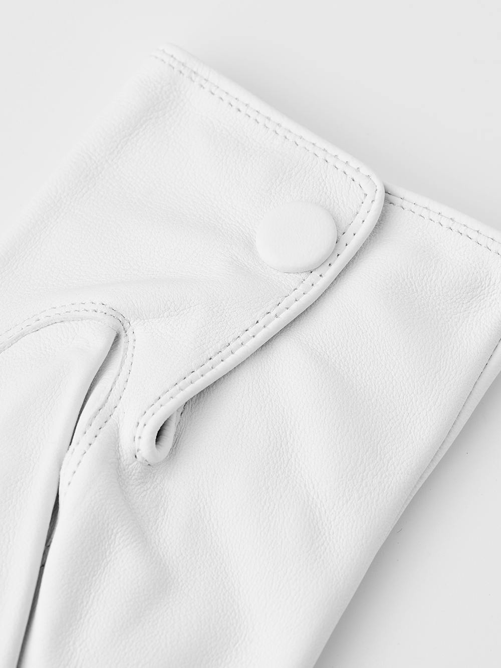 White machine-sewn hairsheep leather glove with button

 (2 of 4)