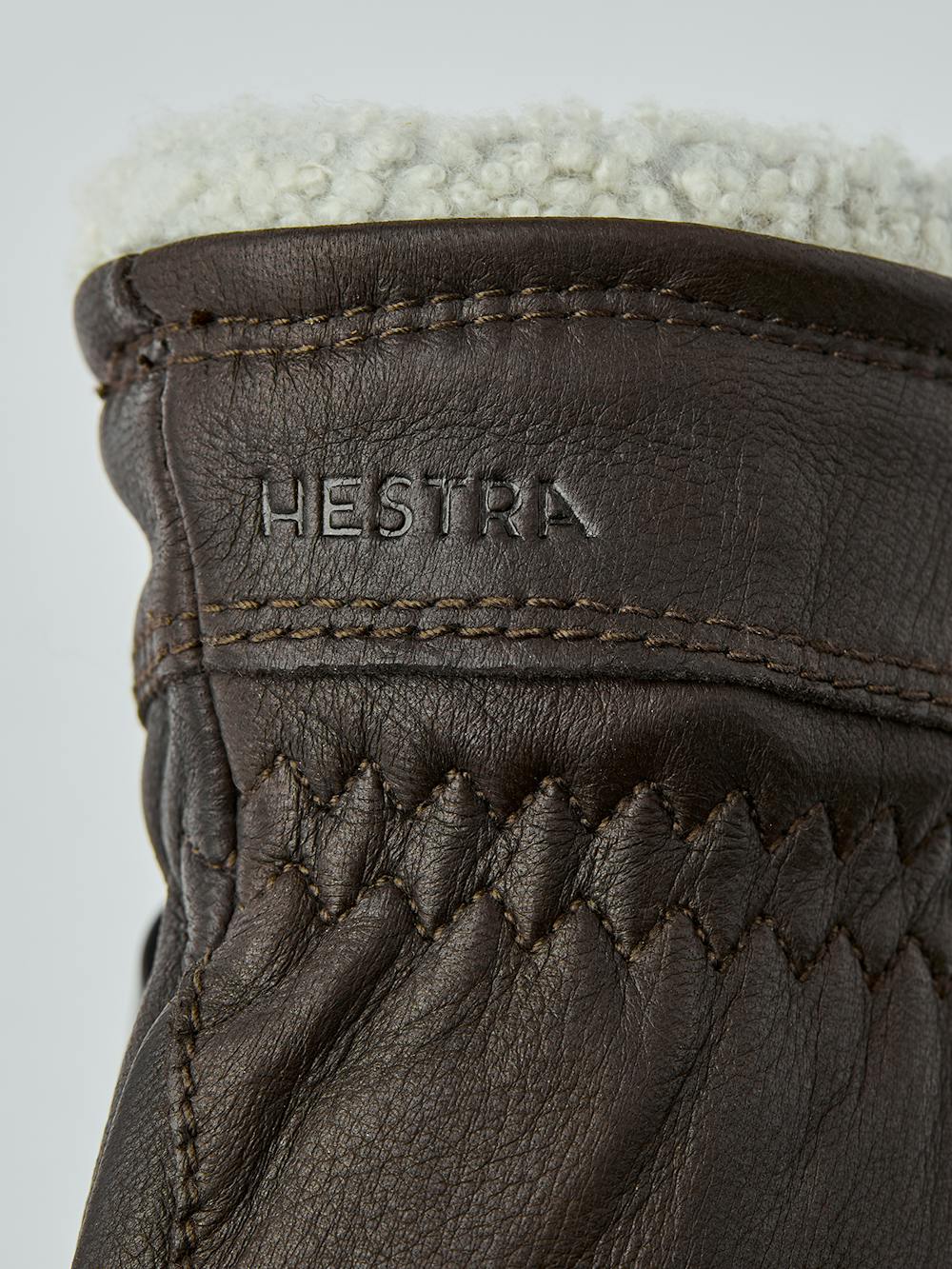 Deerskin Primaloft in the color Dark brown (2 of 3)
