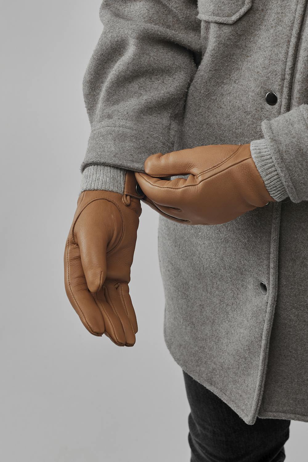 Light brown deerskin glove with knitted cuff
(4 of 4)