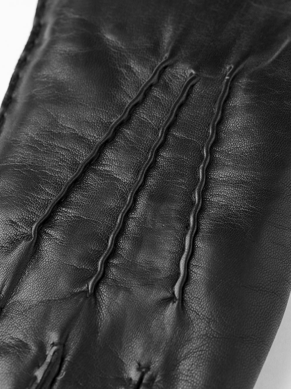 Svart handsydd skinnhandske i lammnappa
 (2 av 4)