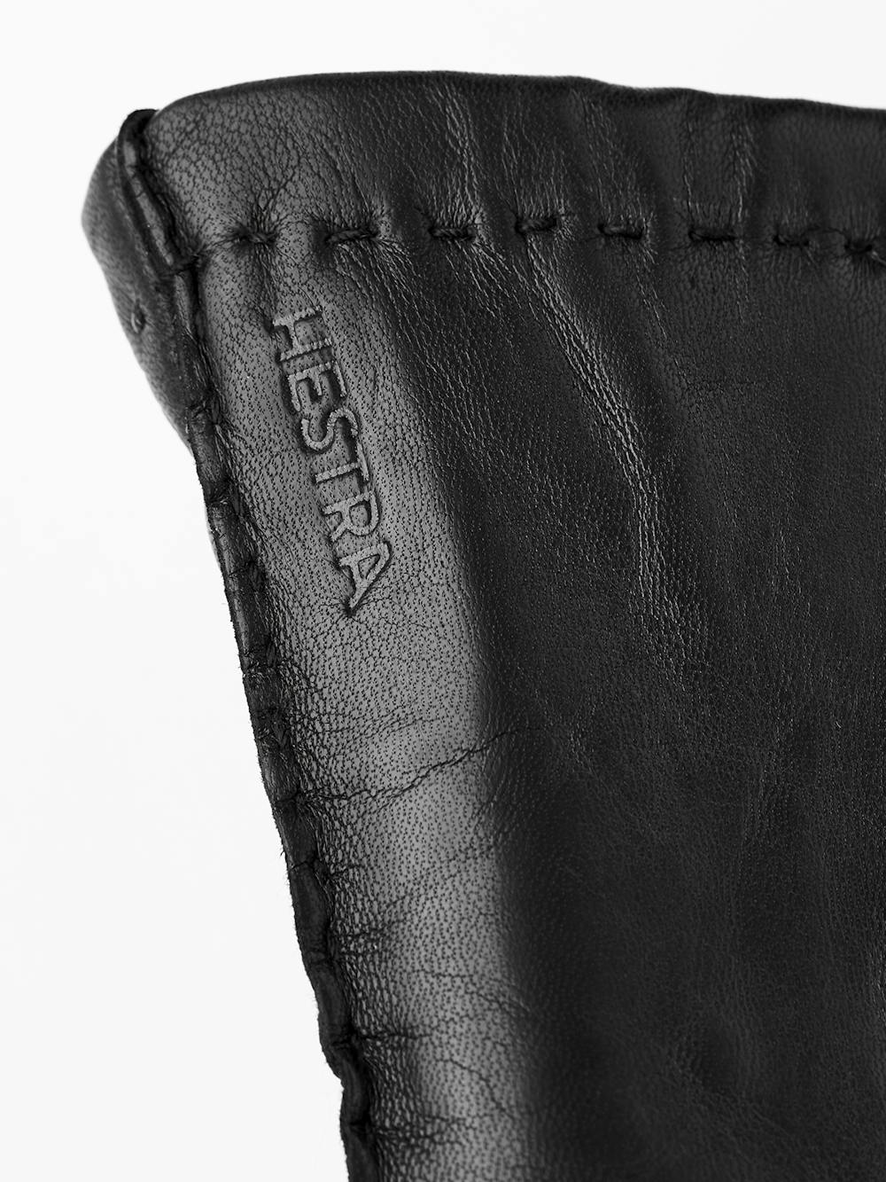 Svart handsydd skinnhandske i lammnappa
(3 av 4)