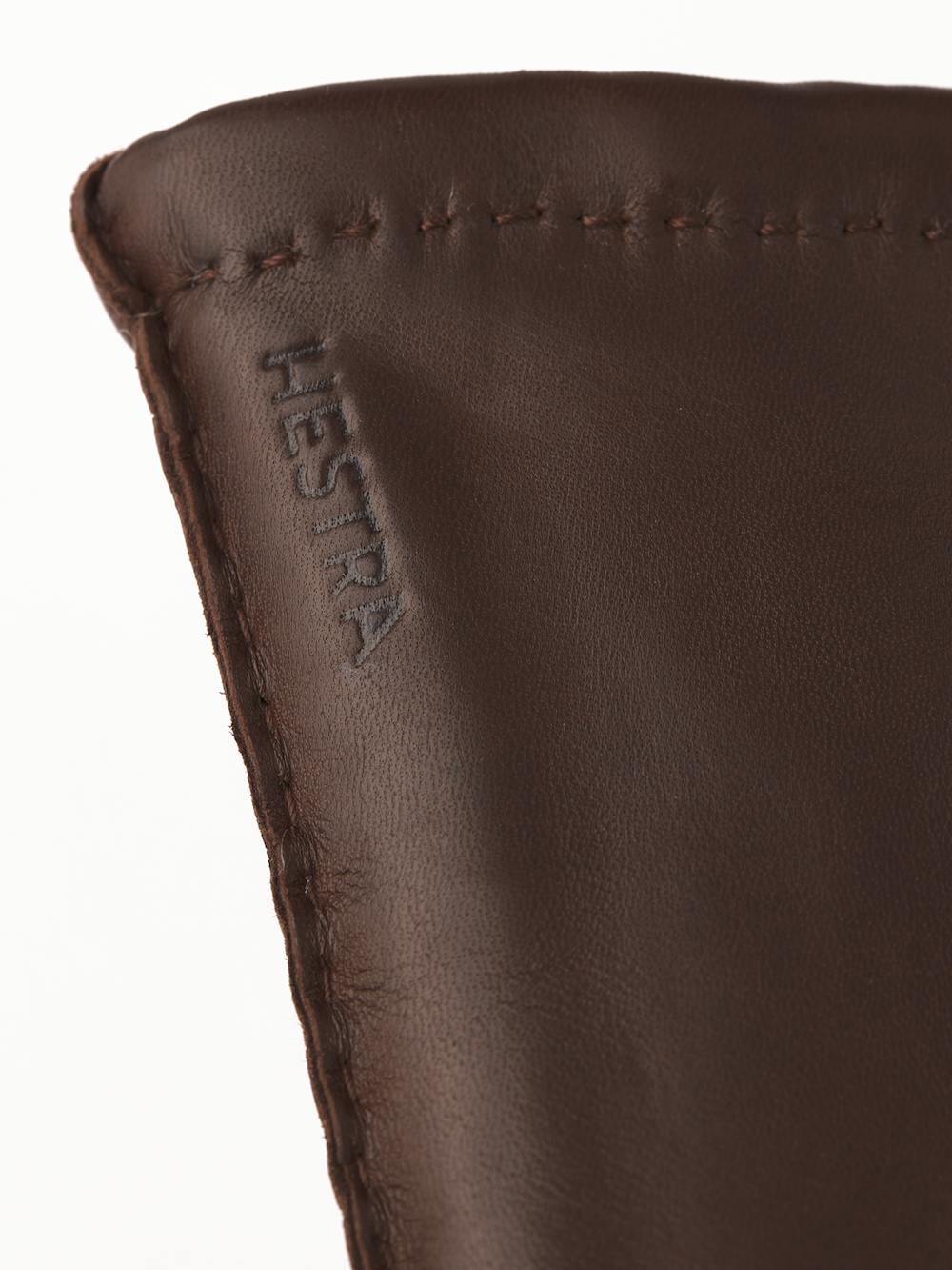 Brun handsydd skinnhandske i lammnappa
 (3 av 4)