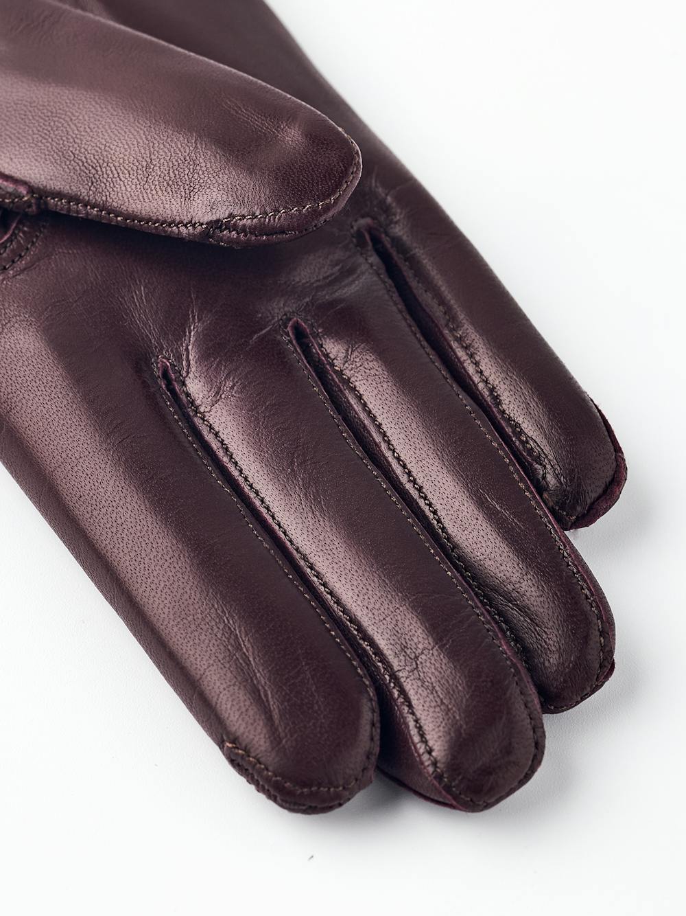 Vinröd maskinsydd skinnshandske i lammnappa
(3 av 5)