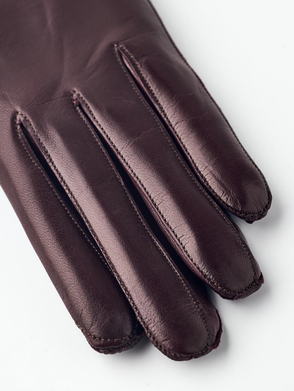 Vinröd maskinsydd skinnshandske i lammnappa
 (2 av 5)