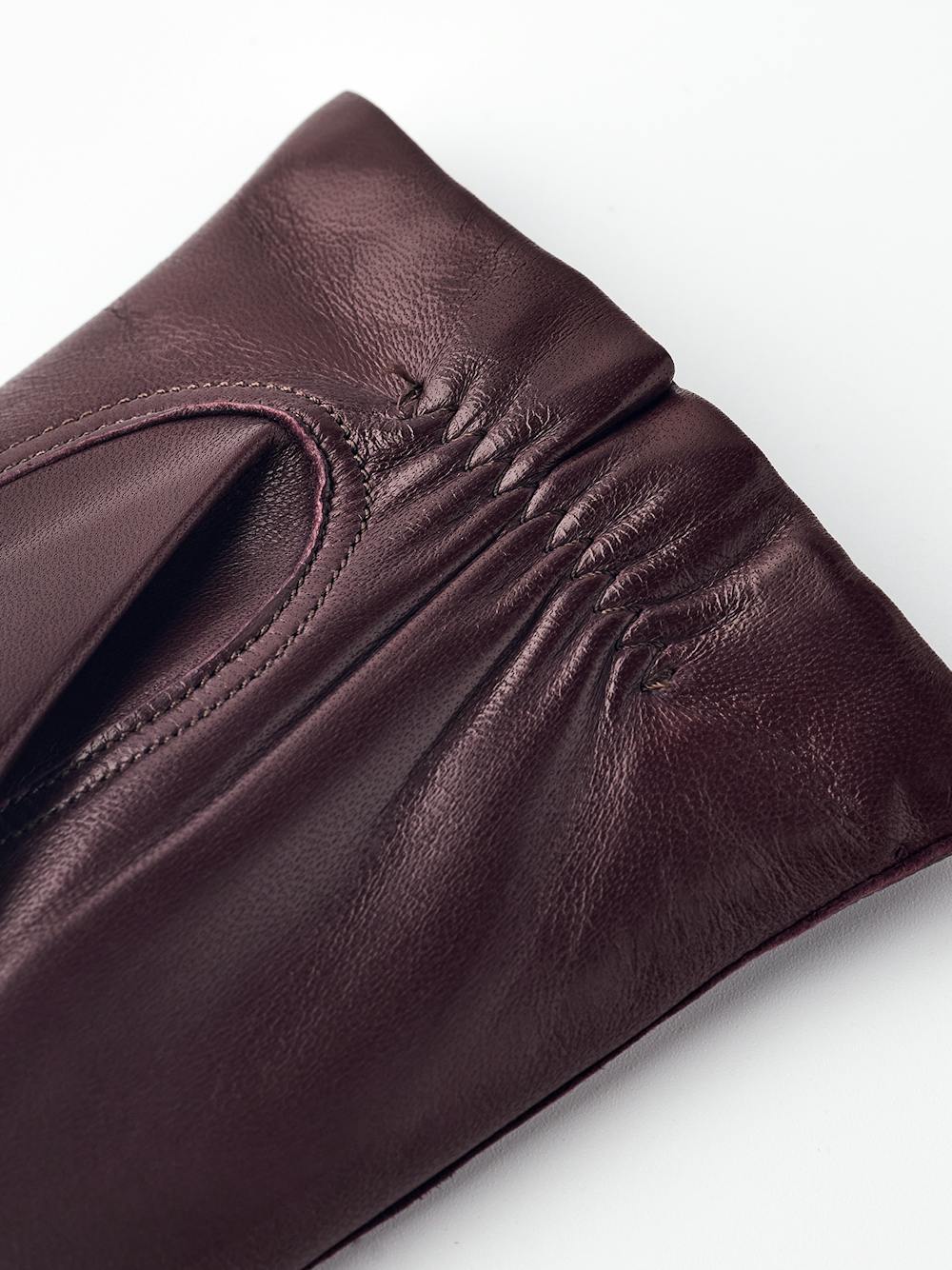 Vinröd maskinsydd skinnshandske i lammnappa
 (4 av 5)