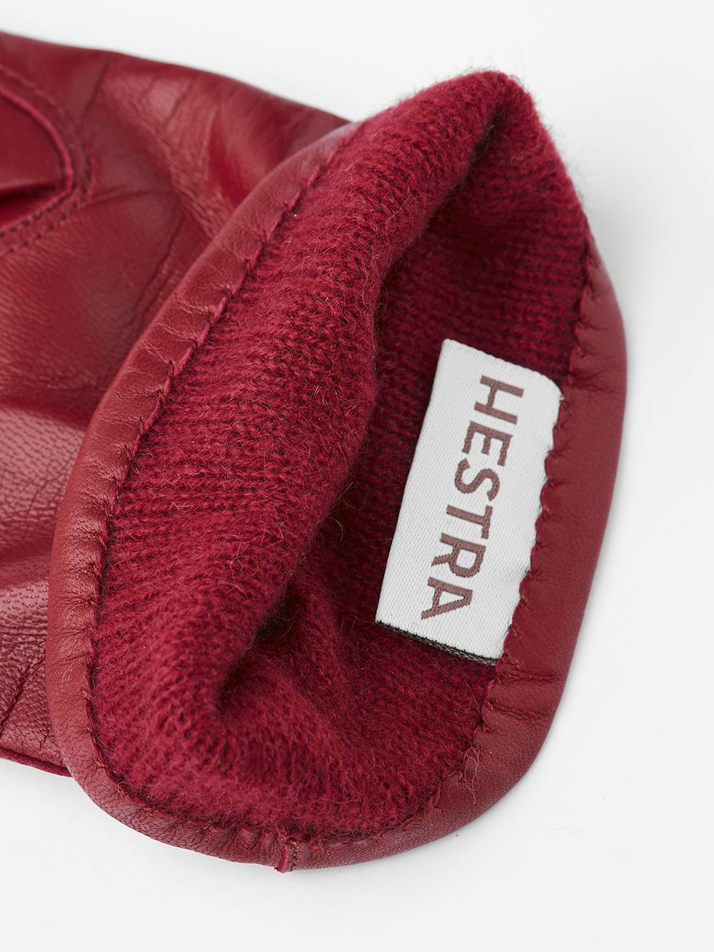 Röd maskinsydd skinnhandske i lammnappa
(2 av 2)