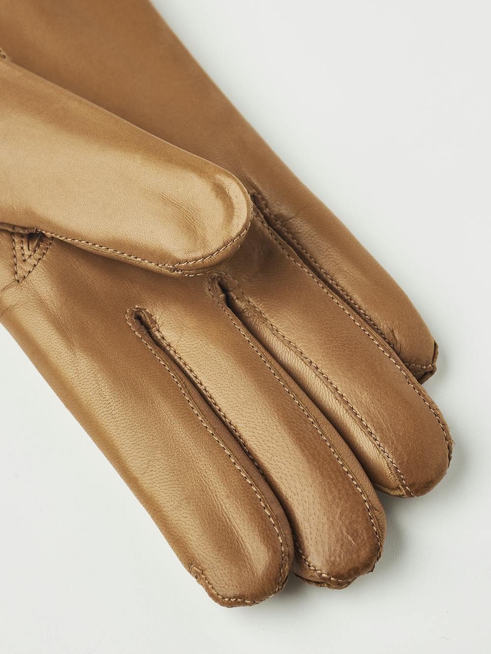 Goldbrauner maschinengenähter Lederhandschuh aus Haarschafleder
(4 oder 5)