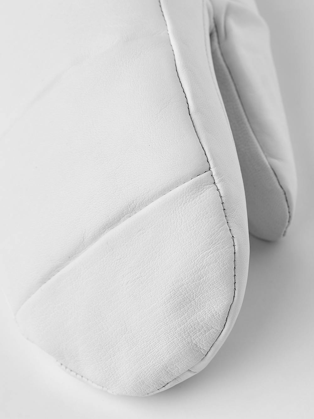 Weißer Fausthandschuh aus Haarschafleder mit kurzem Strickbündchen
 (4 oder 4)