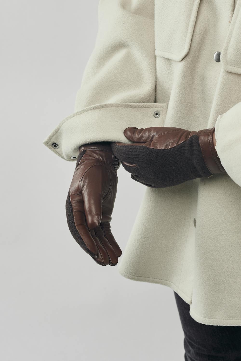 Brown hairsheep leather glove with knitted dark brown wool jersey back
(4 of 4)