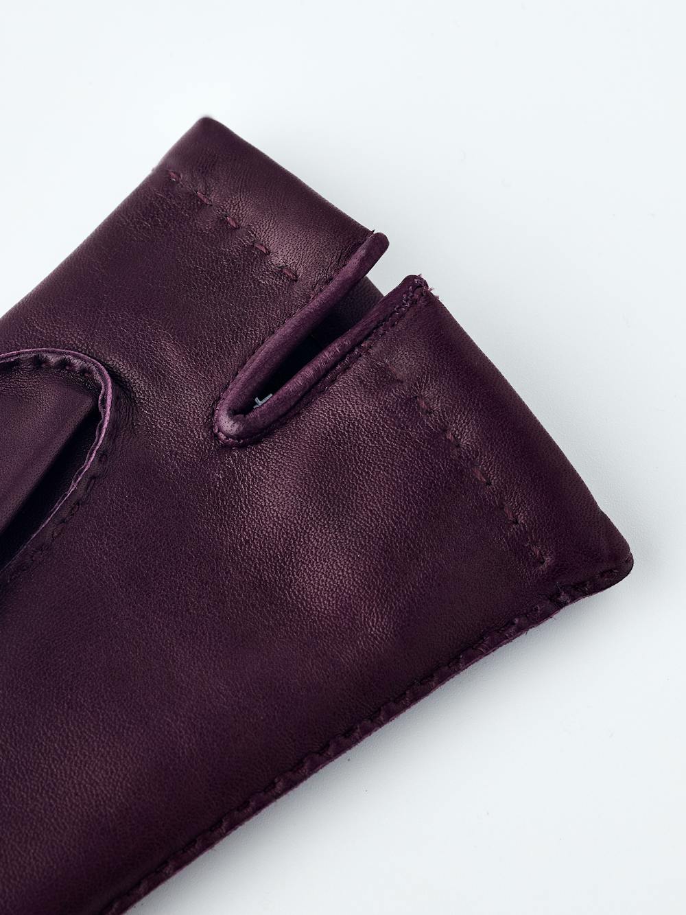 Dunkelvioletter handgenähter Lederhandschuh aus Haarschafleder
(5 oder 6)