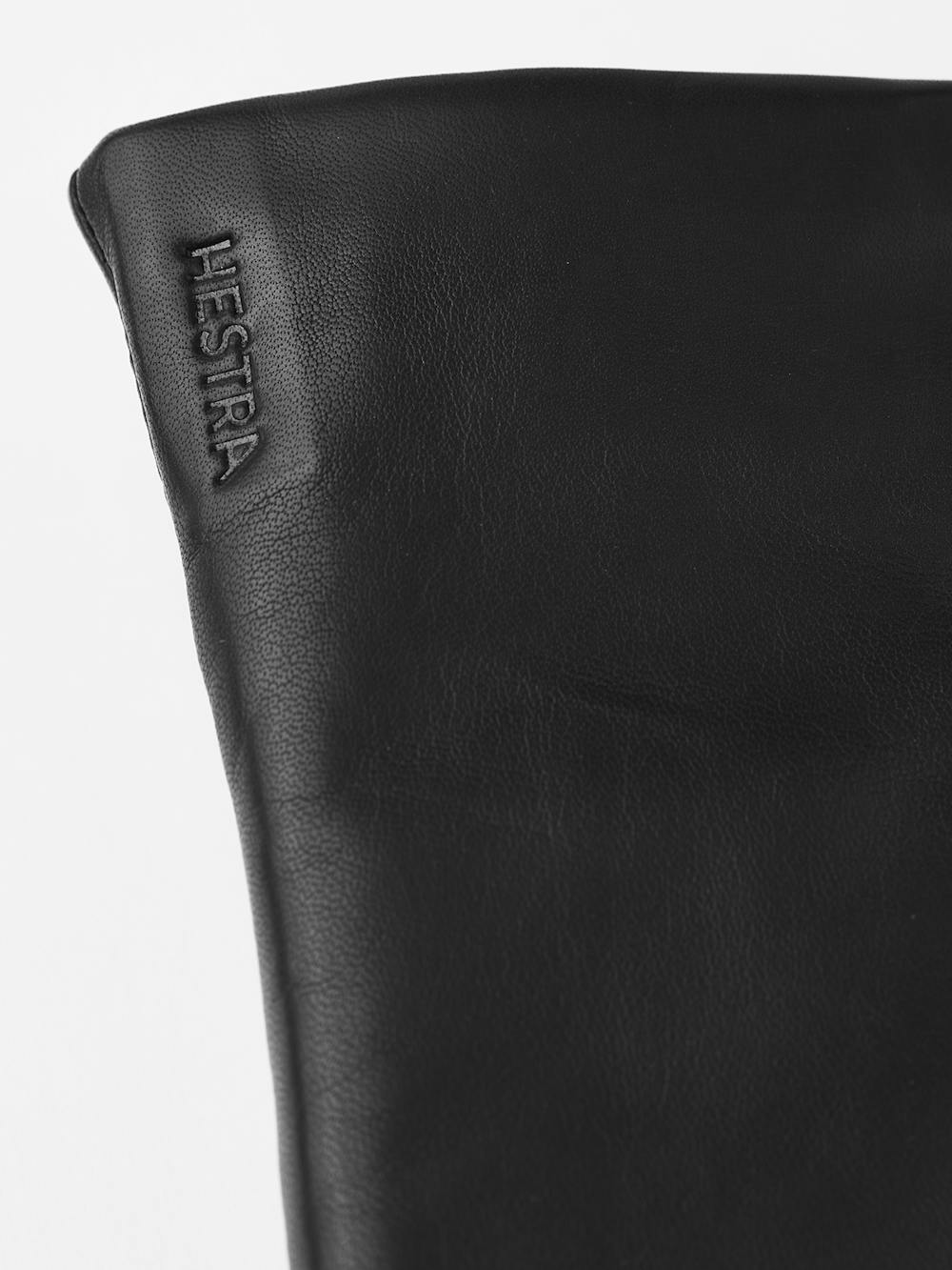 Svart maskinsydd skinnhandske i lammnappa
 (2 av 3)