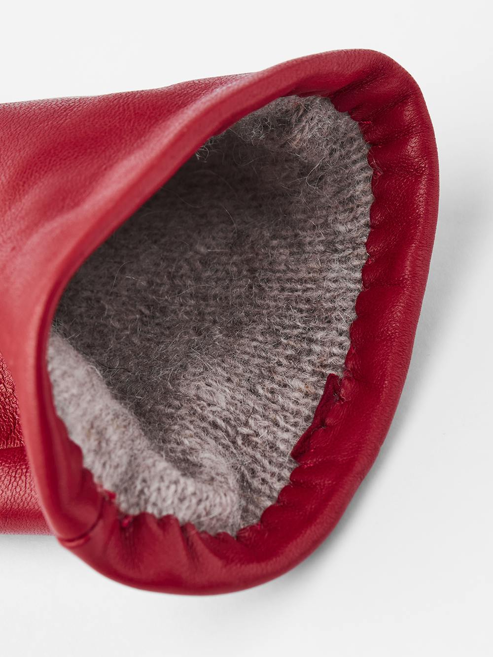 Elisabeth in the color Red (3 of 3)