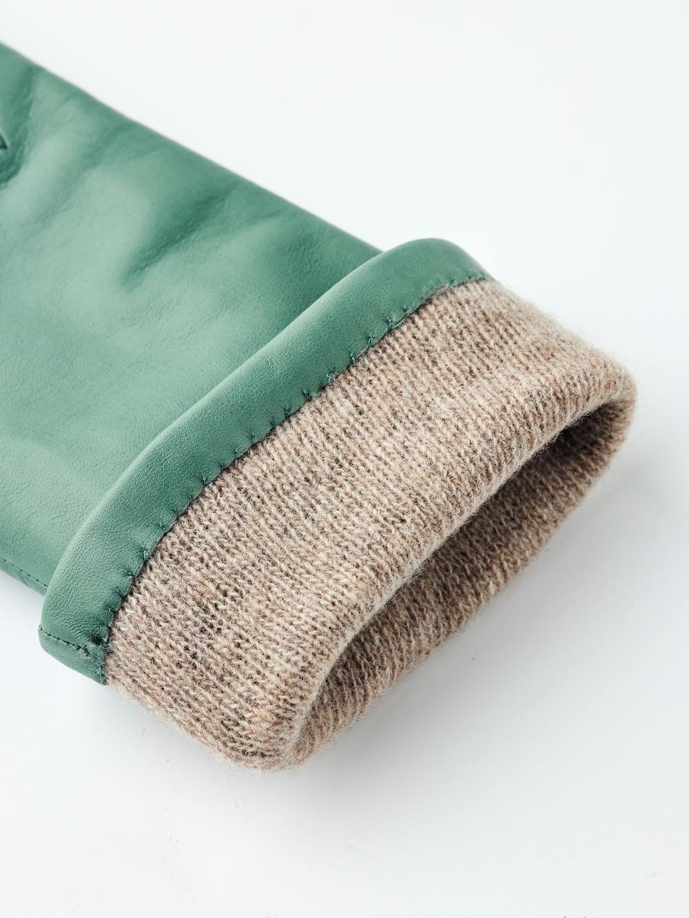 Silvergrön maskinsydd skinnhandske i lammnappa
(6 av 6)