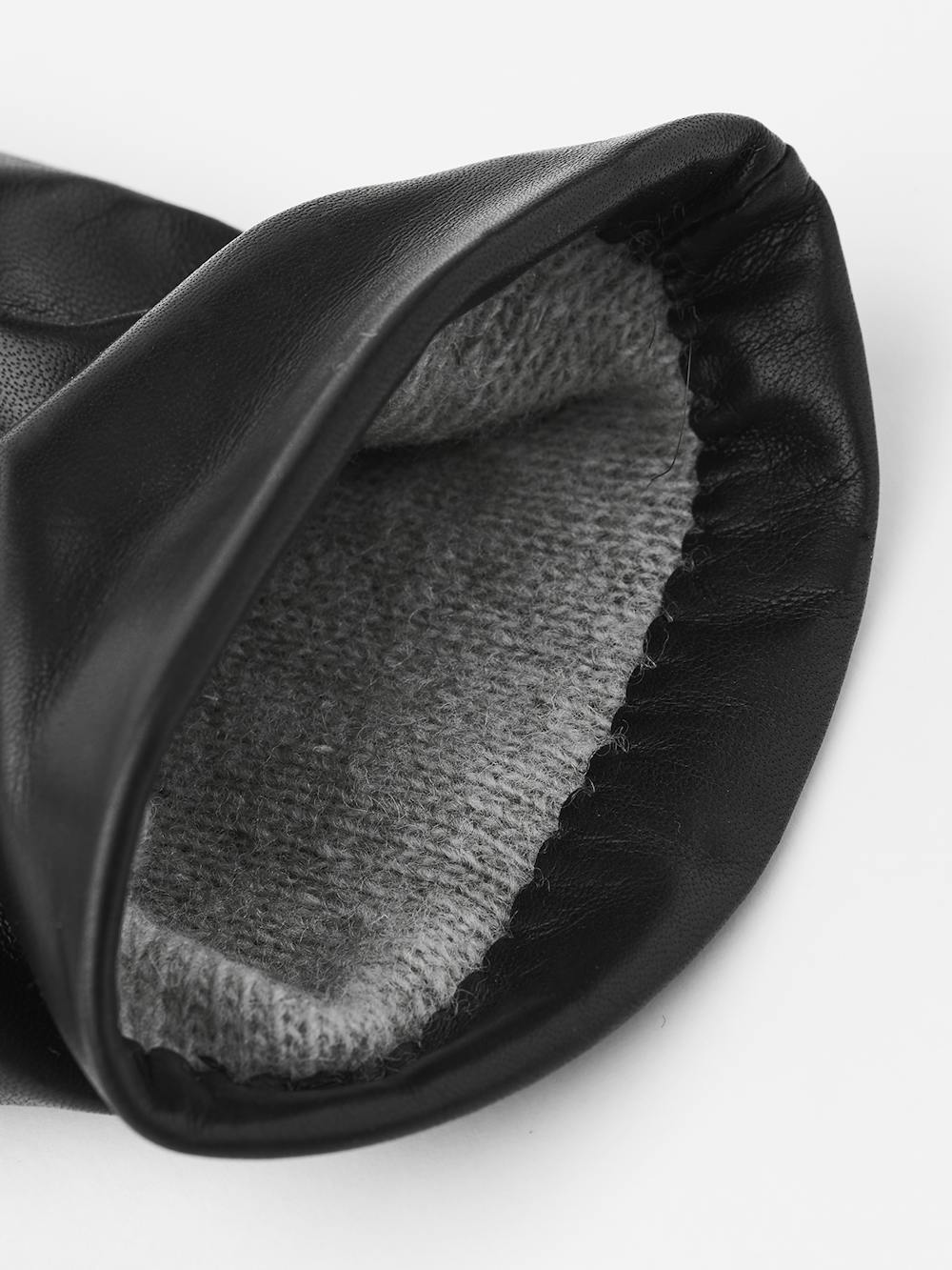 Svart maskinsydd skinnhandske i lammnappa
(3 av 3)