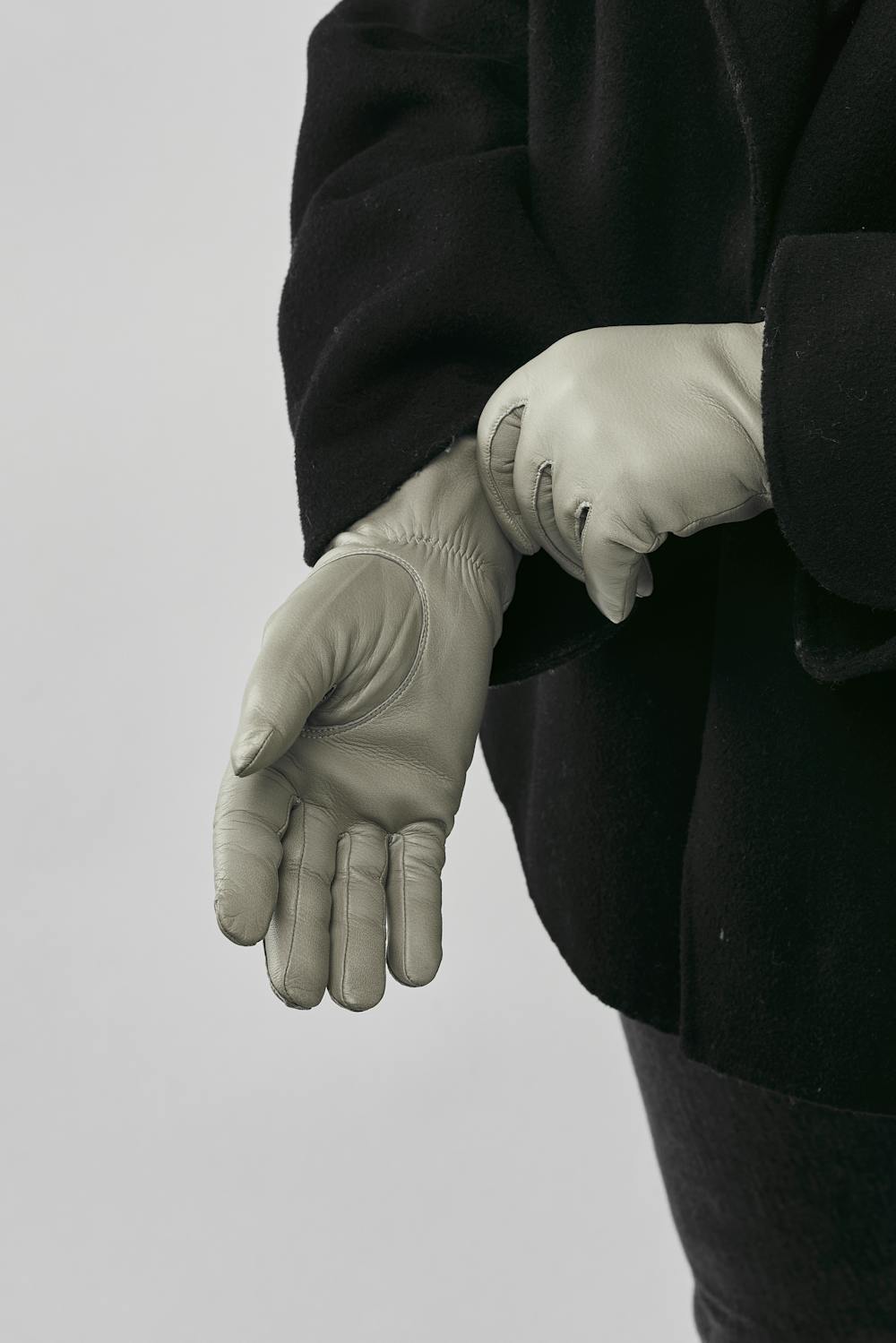 Light gray machine-sewn hairsheep leather glove
 (7 of 7)