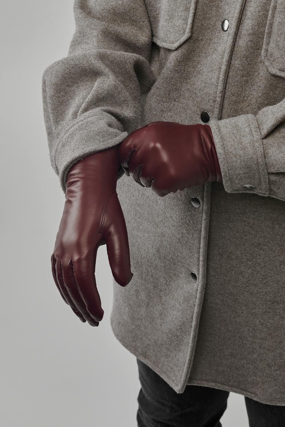 Dark red machine-sewn hairsheep leather glove
(4 of 4)