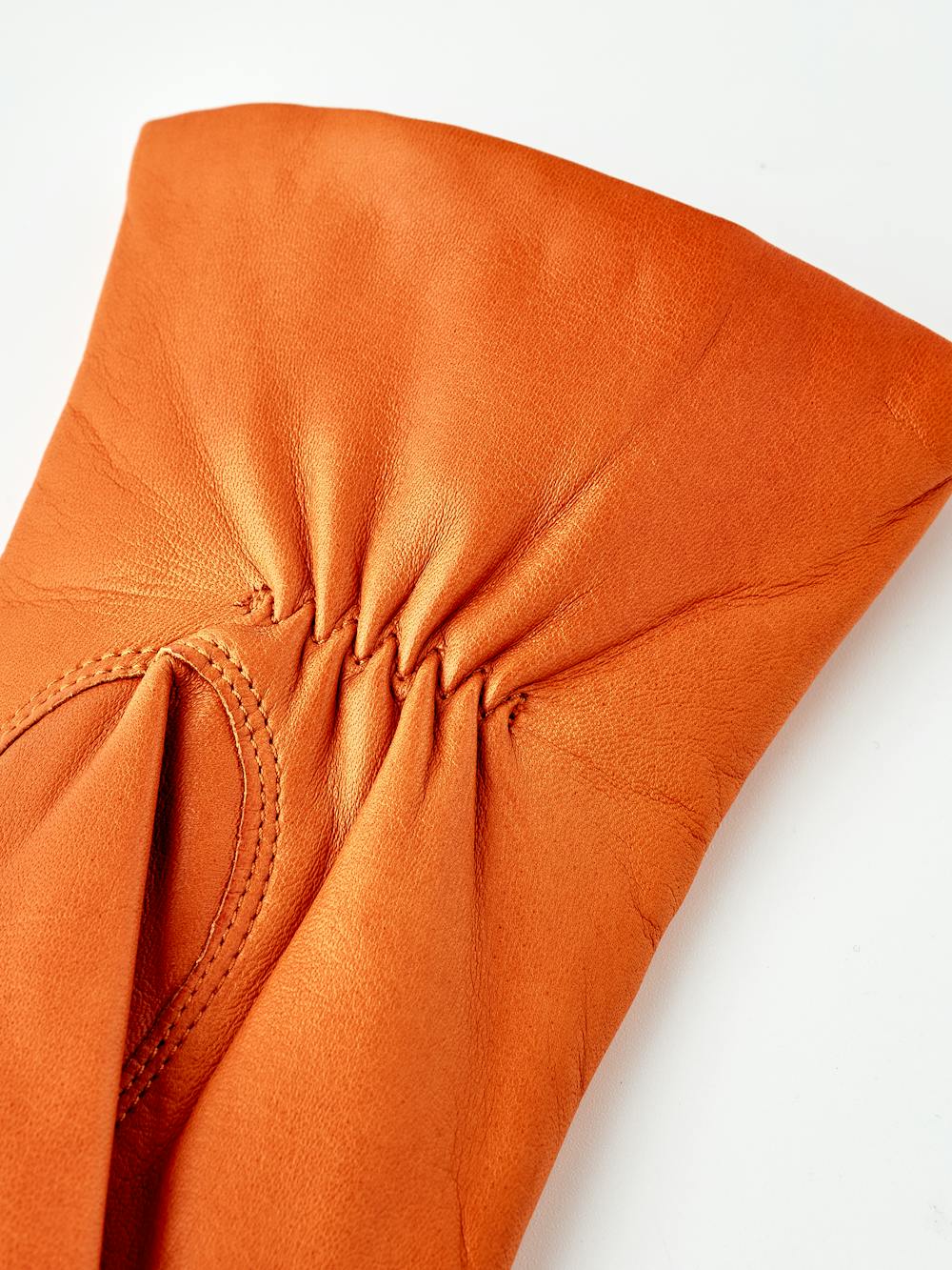 Tegelröd maskinsydd skinnhandske i lammnappa
(5 av 6)