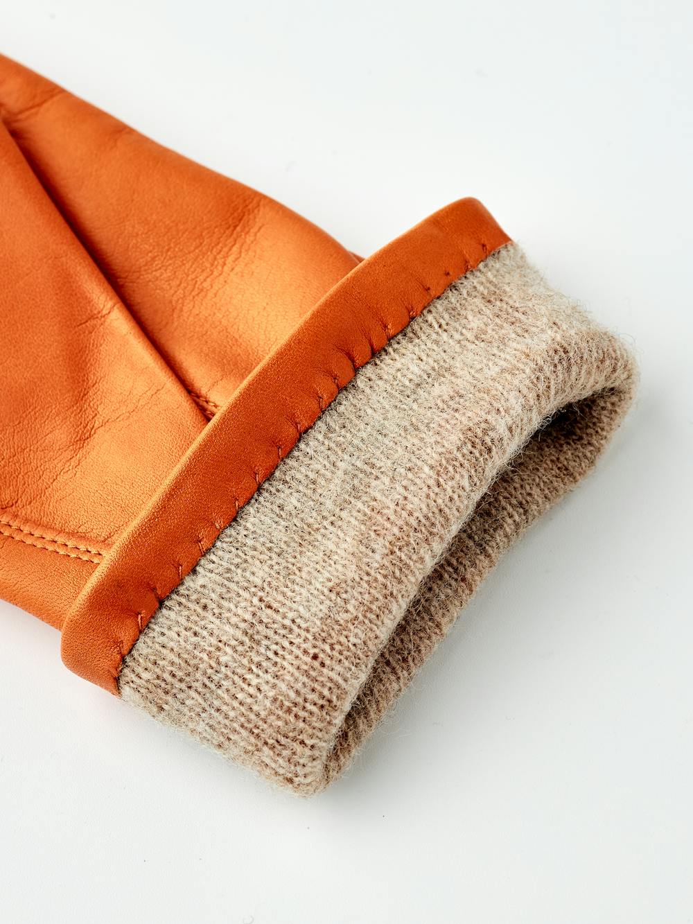 Tegelröd maskinsydd skinnhandske i lammnappa
(6 av 6)