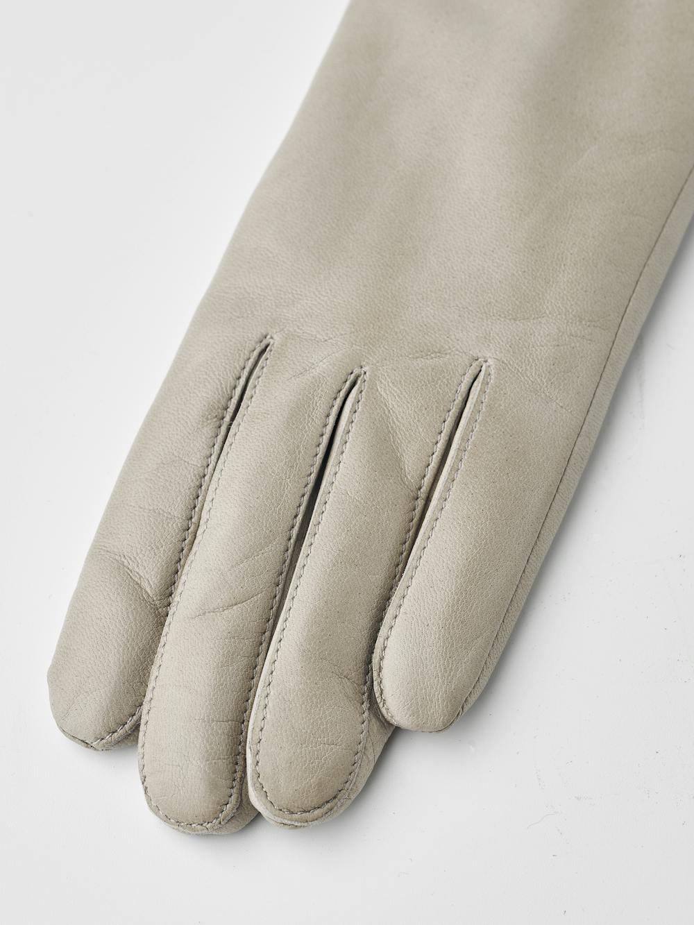 Light gray machine-sewn hairsheep leather glove
(3 of 7)