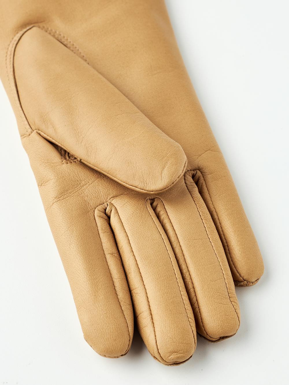 Mörkbeige maskinsydd skinnhandske i lammnappa
(3 av 6)