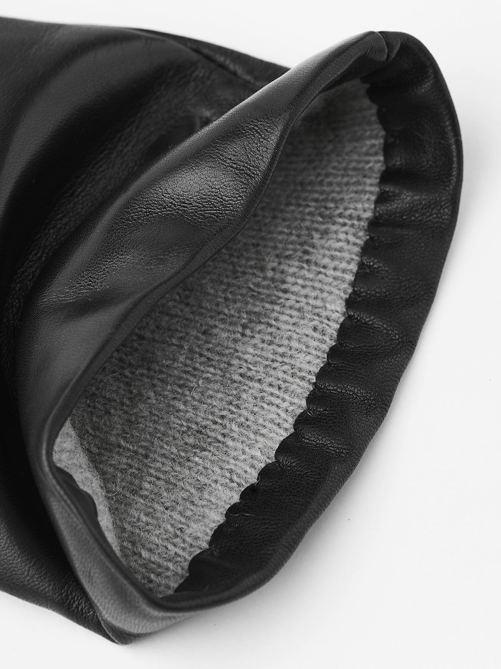 Black machine-sewn hairsheep leather glove
(4 of 4)