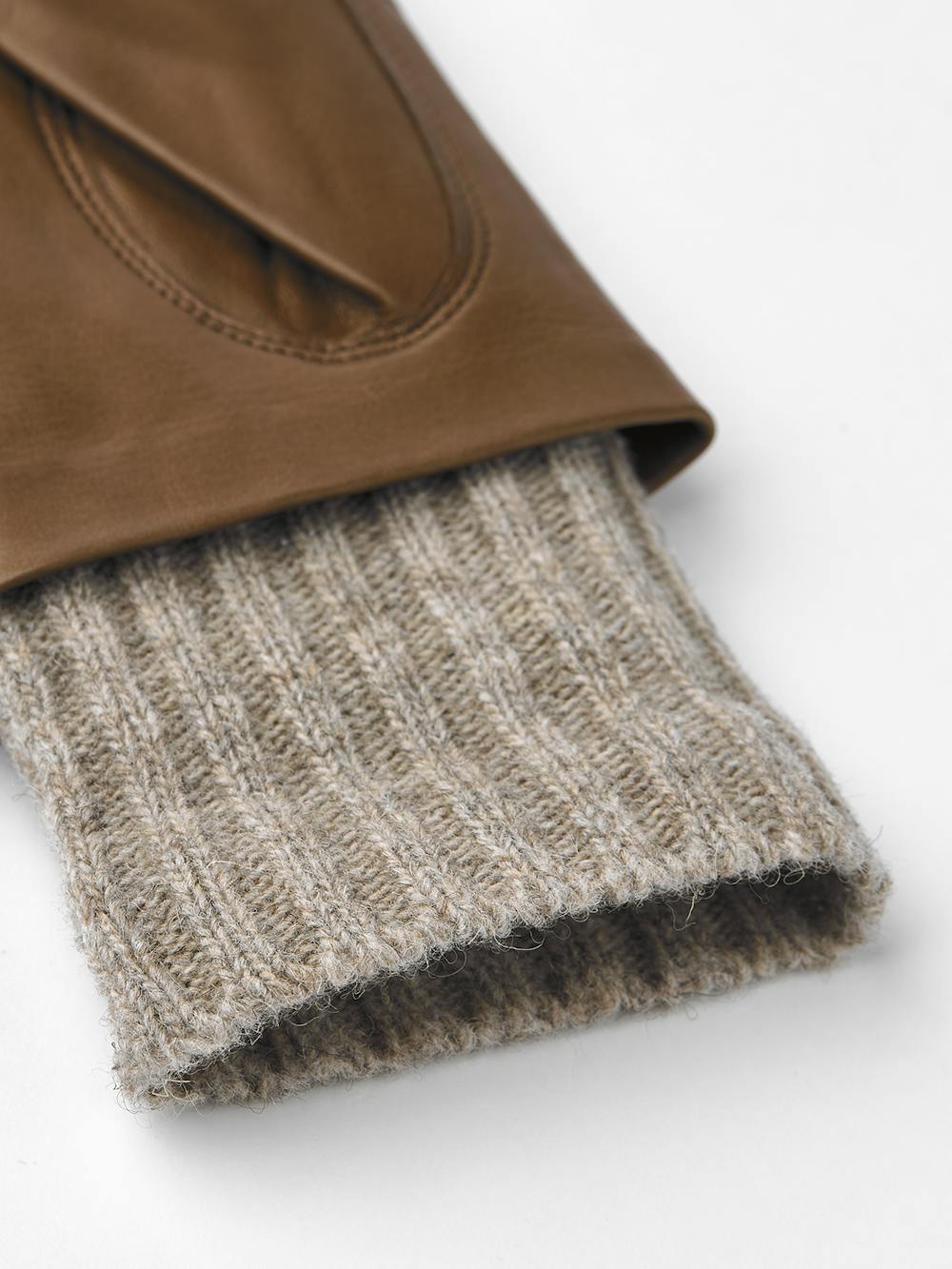 Ljusbrun maskinsydd skinnhandske i lammnappa med stickad mudd
(3 av 3)