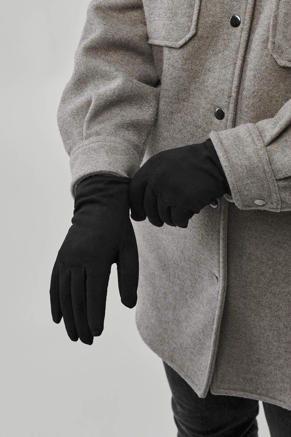 Black machine-sewn suede glove
(5 of 5)