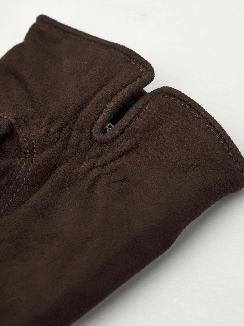 Brown machine-sewn suede glove
(3 of 4)
