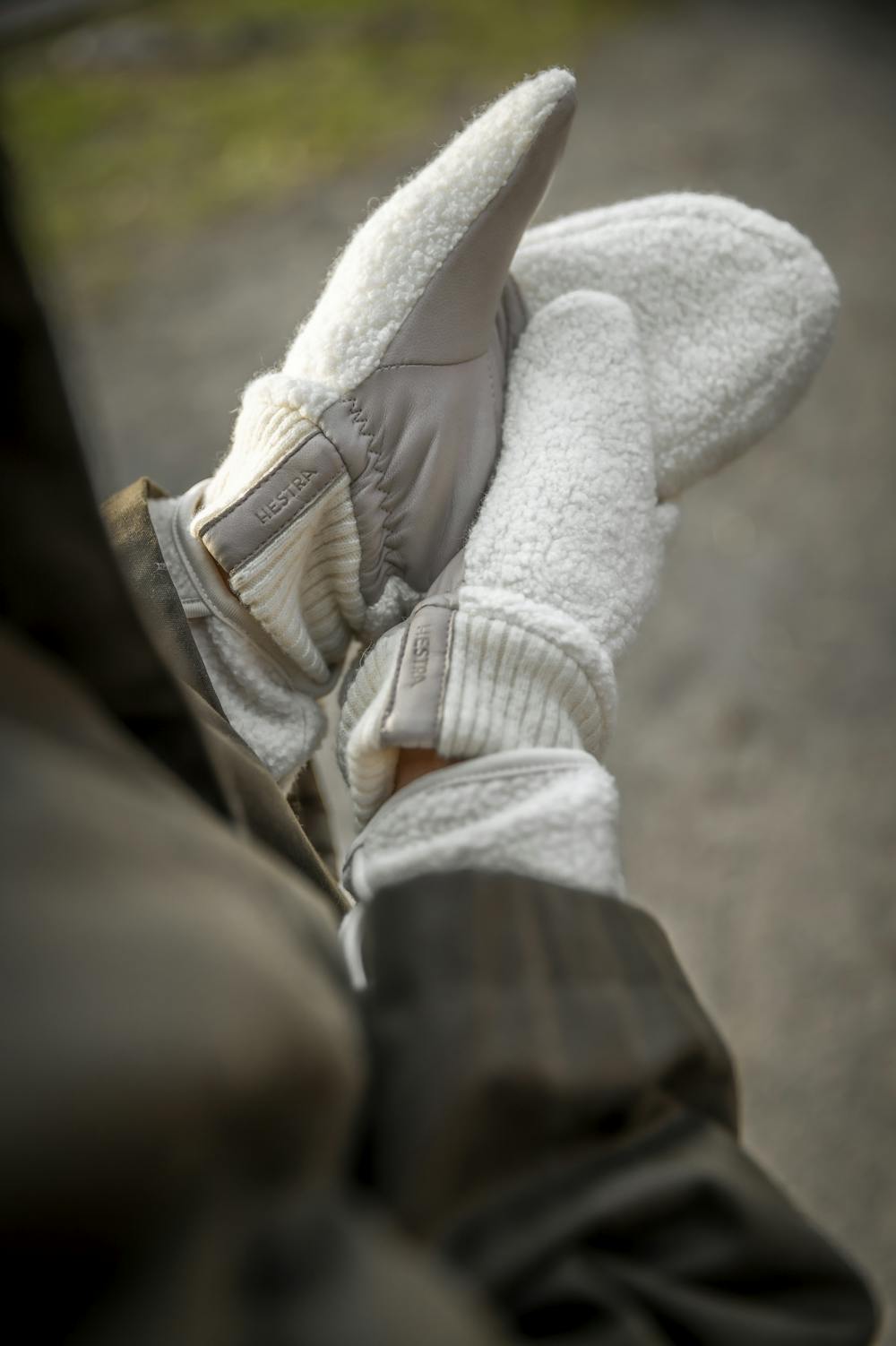 White teddy fleece mitten with light gray hairsheep leather palm
 (3 of 6)