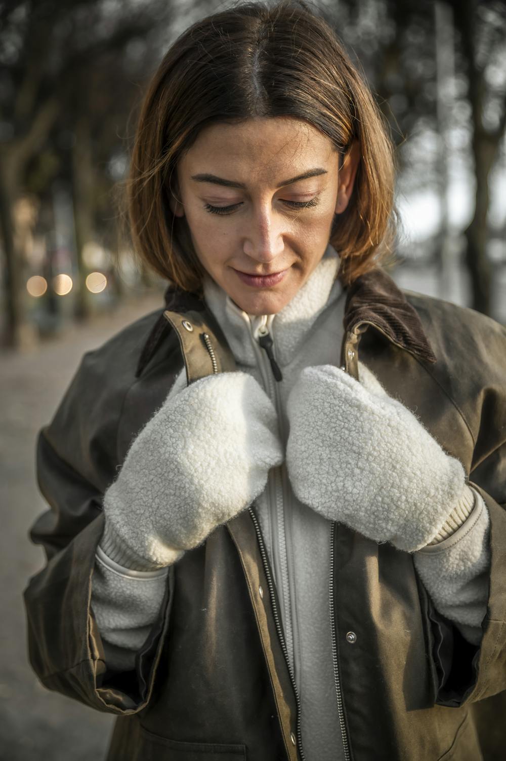 White teddy fleece mitten with light gray hairsheep leather palm
(6 of 6)