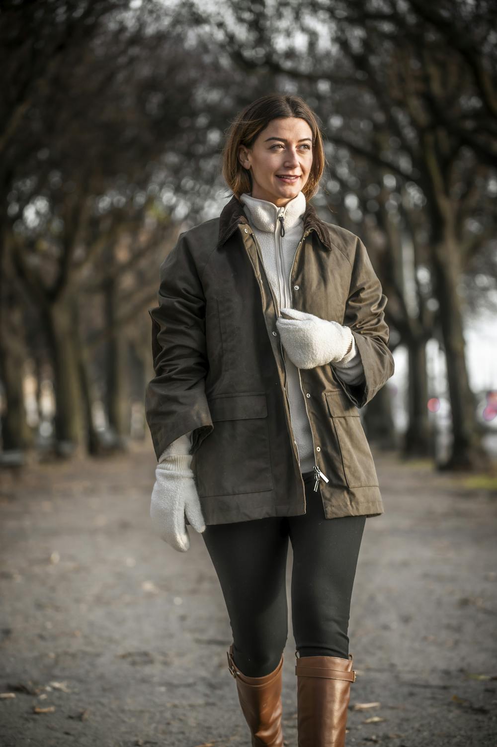 White teddy fleece mitten with light gray hairsheep leather palm
 (5 of 6)