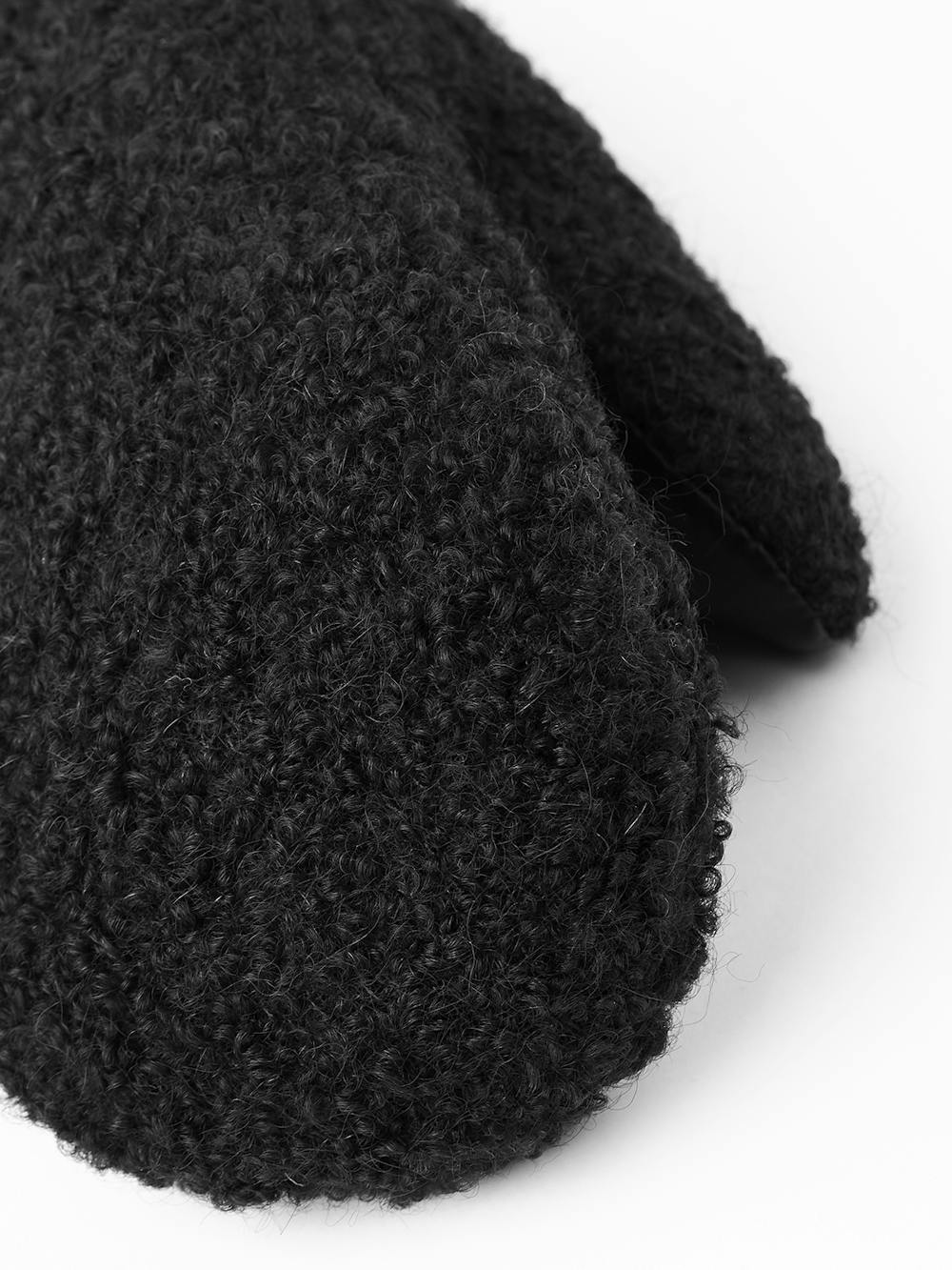 Svart tumhandske i teddyfleece med svart lammnappa i innerhanden
 (5 av 5)