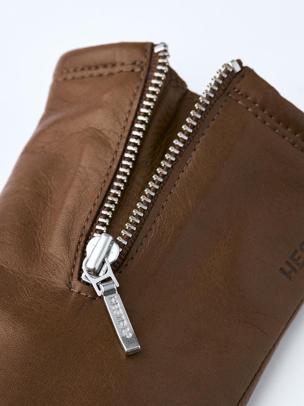 Mittelbrauner maschinengenähter Lederhandschuh aus Haarschafleder mit Reißverschluss
 (3 oder 4)