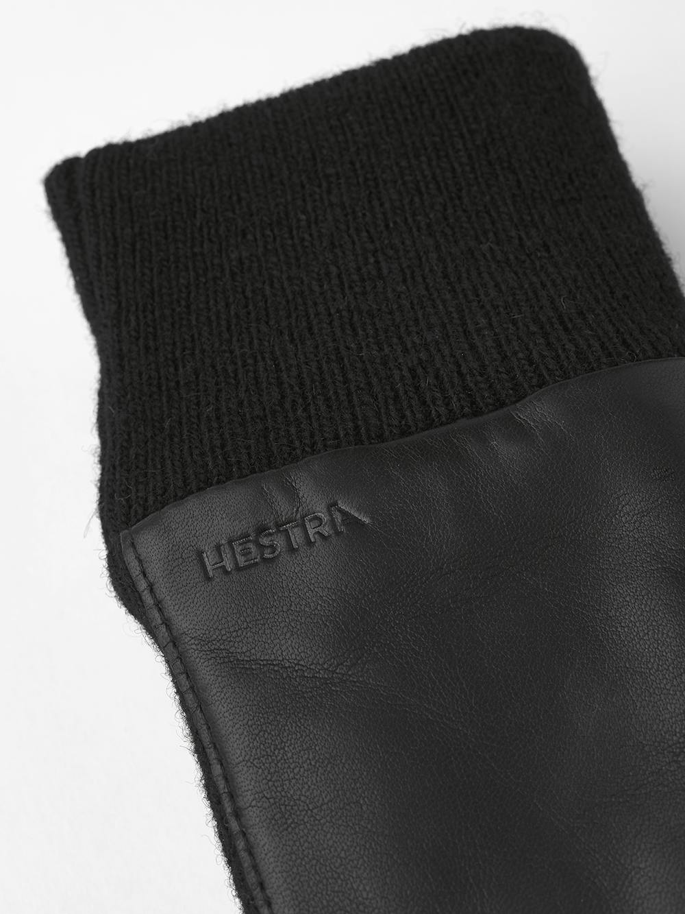 Svart maskinsydd skinnhandske i lammnappa med stickad mudd och sidor
(2 av 4)